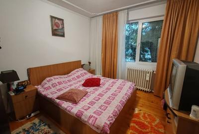 Apartament 4 camere, 2 bai. Blocul este din 1986 parter strada Soldat Croitoru V - 17