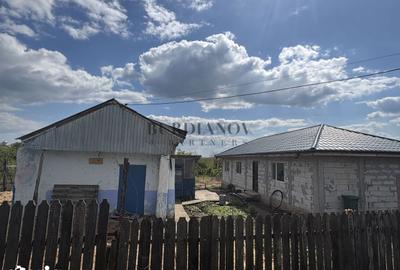 Casă cu 3 camere cu Teren 1600 Mp în Izvoarele