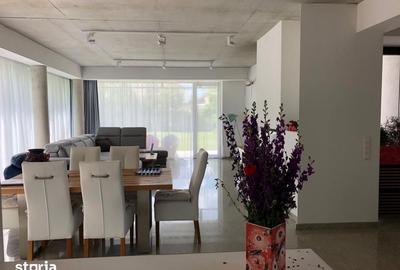 Casă cu 7 camere cu Teren 700 Mp în Nord