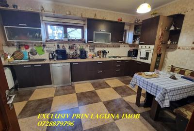 Casă cu 7 camere cu Teren 500 Mp în Central