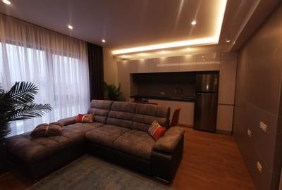 Apartament cu 3 camere decomandat, mobilat în Palazu Mare
