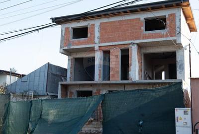 Casă individuală cu 6 camere cu Teren 246 Mp în Central - 2