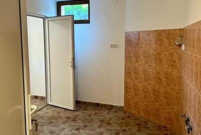 Casă cu 3 camere cu Canalizare în Central - 1