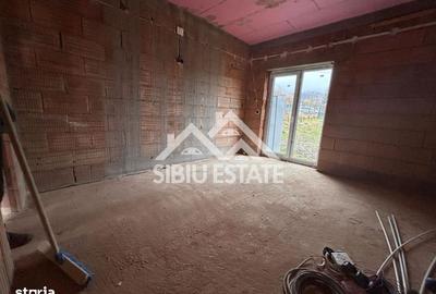 Casă cu 3 camere cu Teren 2800 Mp în Central - 1