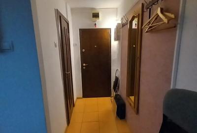 Inchiriez apartament 2 camere.