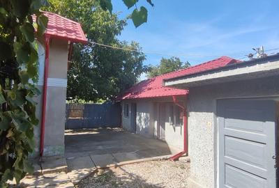 Casă cu 4 camere decomandat în Central