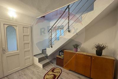 Casă cu 7 camere cu Canalizare în Central - 2