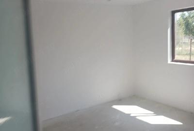 Casă cu Teren 385 Mp în Pecineaga - 2