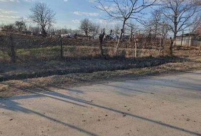 Teren agricol intravilan de 2065 mp, în Cocorăștii Colț