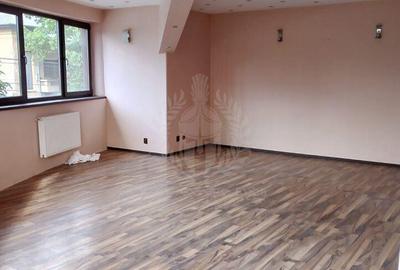 Casă cu 10 camere cu Teren 350 Mp în Central - 4