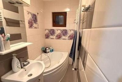 Apartament cu 3 camere semidecomandat, mobilat în Tomis Nord