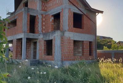 Casă cu 8 camere cu Teren 1384 Mp în Cornetu