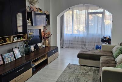 Apartament cu 3 camere semidecomandat în Calea București - 1
