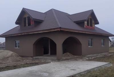 Casă cu 4 camere în Cătrunești