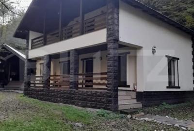 Casă cu 7 camere cu Teren 1500 Mp în Central - 1