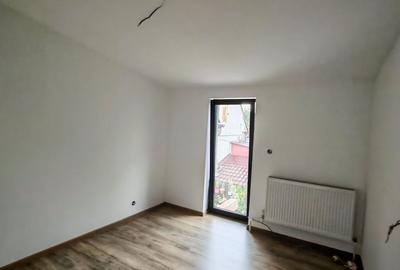 Corp de casa P+M,ASTRA - Carpatilor -LIDL- ,curte comuna,teren 400 mp. - 2