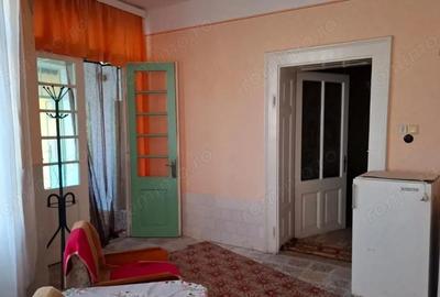 Casă cu 3 camere cu Teren 3600 Mp în Central - 3