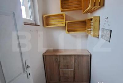 Apartament cu 3 camere semidecomandat, mobilat în Central