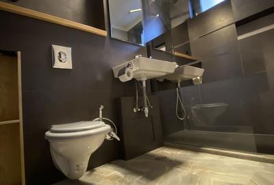 Apartament cu 3 camere decomandat în Exterior Vest