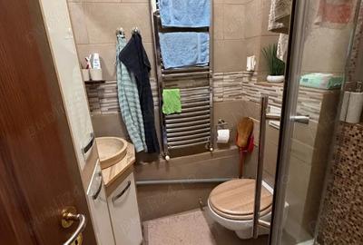 Apartament cu 3 camere semidecomandat în Buziașului