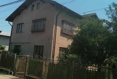 Casă cu 9 camere cu Teren 1000 Mp în Central