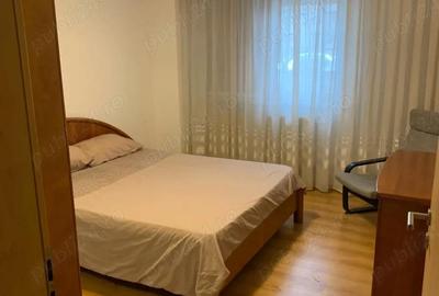 Apartament cu 3 camere semidecomandat în Văcăresti