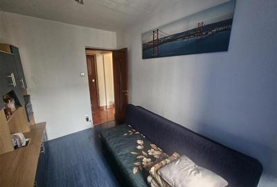 Apartament cu 3 camere nedecomandat, mobilat în Micro III - 25