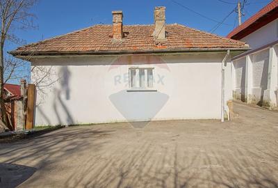 Casă individuală cu 2 camere cu Teren 230 Mp în Schei