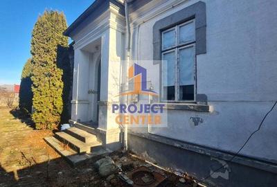 Casa, situata Central pe strada Crinului - 11