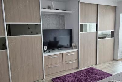 Apartament cu 3 camere decomandat, mobilat în Între Lacuri