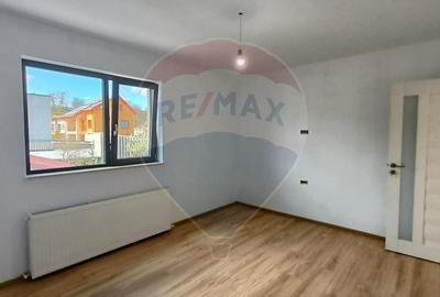 Casă cu 4 camere cu Teren 321 Mp în Port - 10