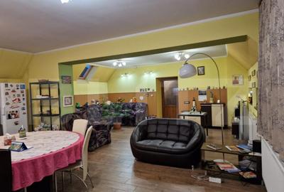 Casa deosebita individuala cu spatiu comercial ,se vand imp - 16