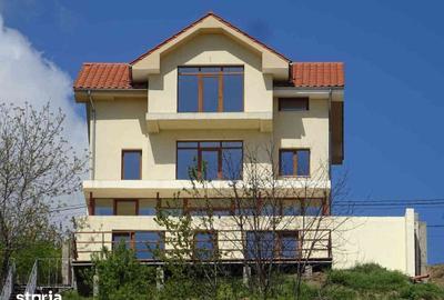 Casă cu 5 camere cu Teren 640 Mp în Central - 1