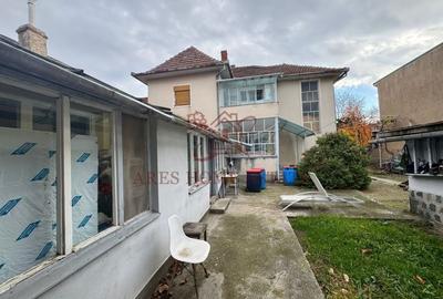 Investiție cu potențial: 2 apartamente + mansardă – Comison 0 - 1