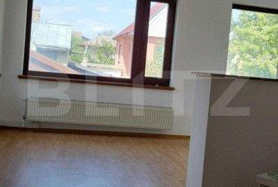 Casă cu 11 camere cu Teren 650 Mp în Central - 2