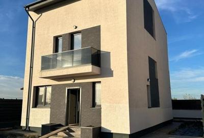 Casă cu 4 camere cu Teren 250 Mp în Central