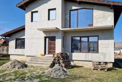 Casa individuala, 190mp, 5 camere, 4 bai, 800mp teren, Luna - 13