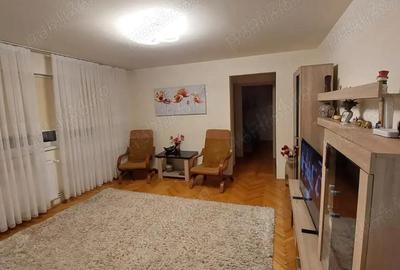 Apartament cu 3 camere semidecomandat, mobilat în Dâmbovița