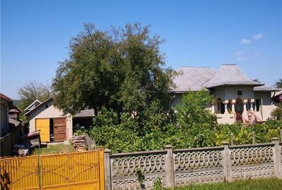 Casă cu 4 camere cu Teren 2000 Mp în Sinești - 2