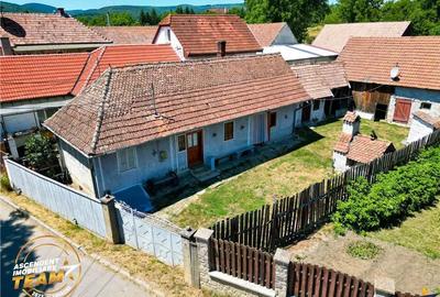 Casa traditionala din lemn, cu sura din piatra, Arcus, Covasna.