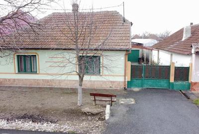 Casă individuală cu 3 camere cu Canalizare în Central - 1