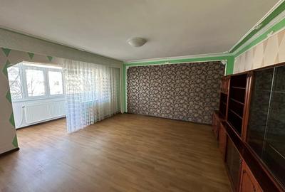 Apartament cu 3 camere decomandat, mobilat în Sud