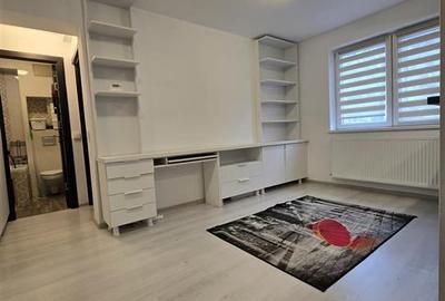 Apartament cu 3 camere semidecomandat în Podu Roș
