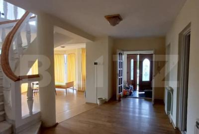 Casă cu 5 camere cu Teren 1001 Mp în Central - 1