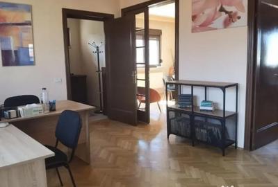 Apartament cu 5 camere semidecomandat în Casin - 3
