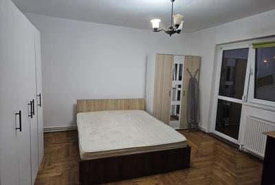 De inchiriat apartament cu trei camere , decomandat cu centrala proprie , etaj 1 - 2