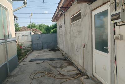 Casă cu 5 camere cu Canalizare în Central - 2