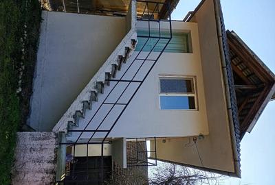 Casă cu Teren 1700 Mp în Central - 1