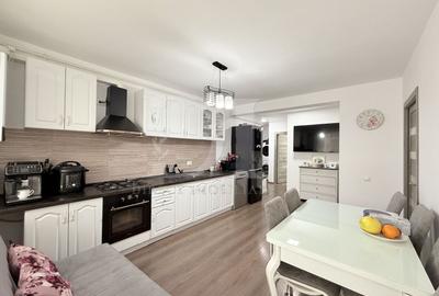 Apartament cu 3 camere semidecomandat, mobilat în Florești