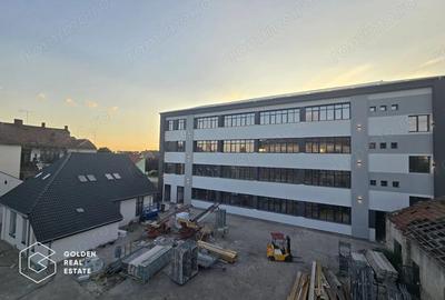 Cladire in centru cu 3 etaje, renovata, 100+locuri parcare - 1
